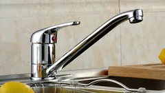 Wasserhahn brummt oder pfeift: die häufigsten Ursachen und schnellen Lösungen