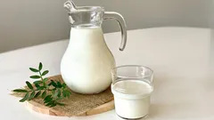 Kann man Kefir abends trinken? Wann er hilft – und wann er stört