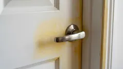 Weisse Lacktür vergilbt? So bekommst du den Gelbstich ohne Schleifen wieder weg