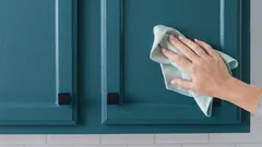 Wie man schnell und sicher eine klebrige Fettschicht von Küchenschränken entfernt