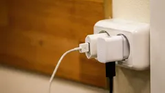 Lassen Sie das Ladegerät in der Steckdose stecken? Darum ist das keine so harmlose Gewohnheit