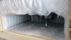 Eis im Gefrierfach? Darum entsteht es – und so wirst du es los, ohne dem Gerät zu schaden